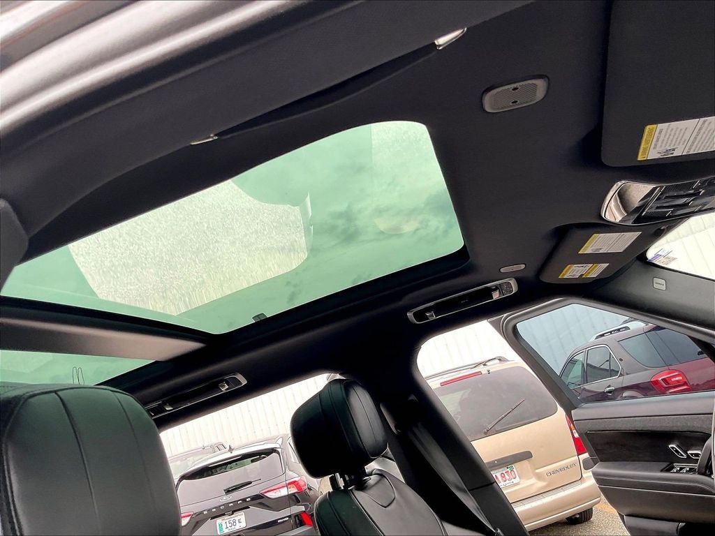 Used 2023 Gray Land Rover SE image 21