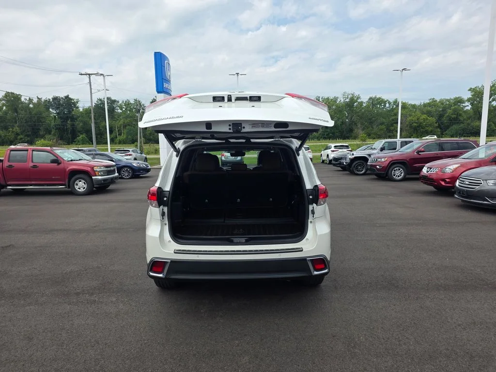 Used 2017 Blizzard Pearl Toyota Limited image 14