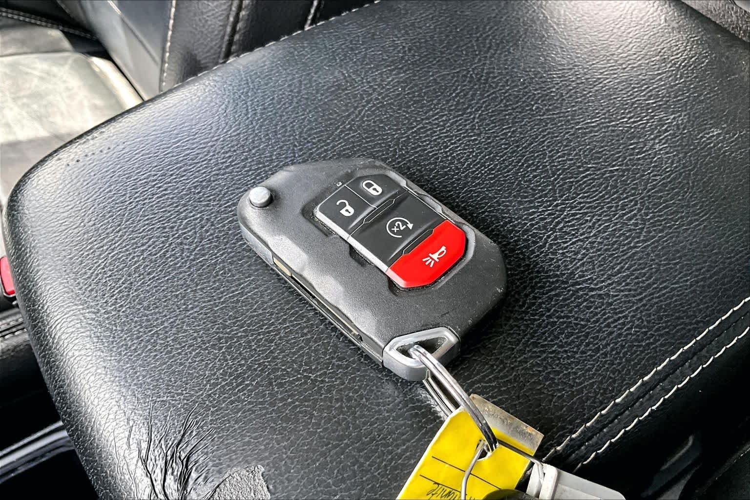 Used 2018 Granite Crystal Metallic Clearcoat Jeep Sahara image 14