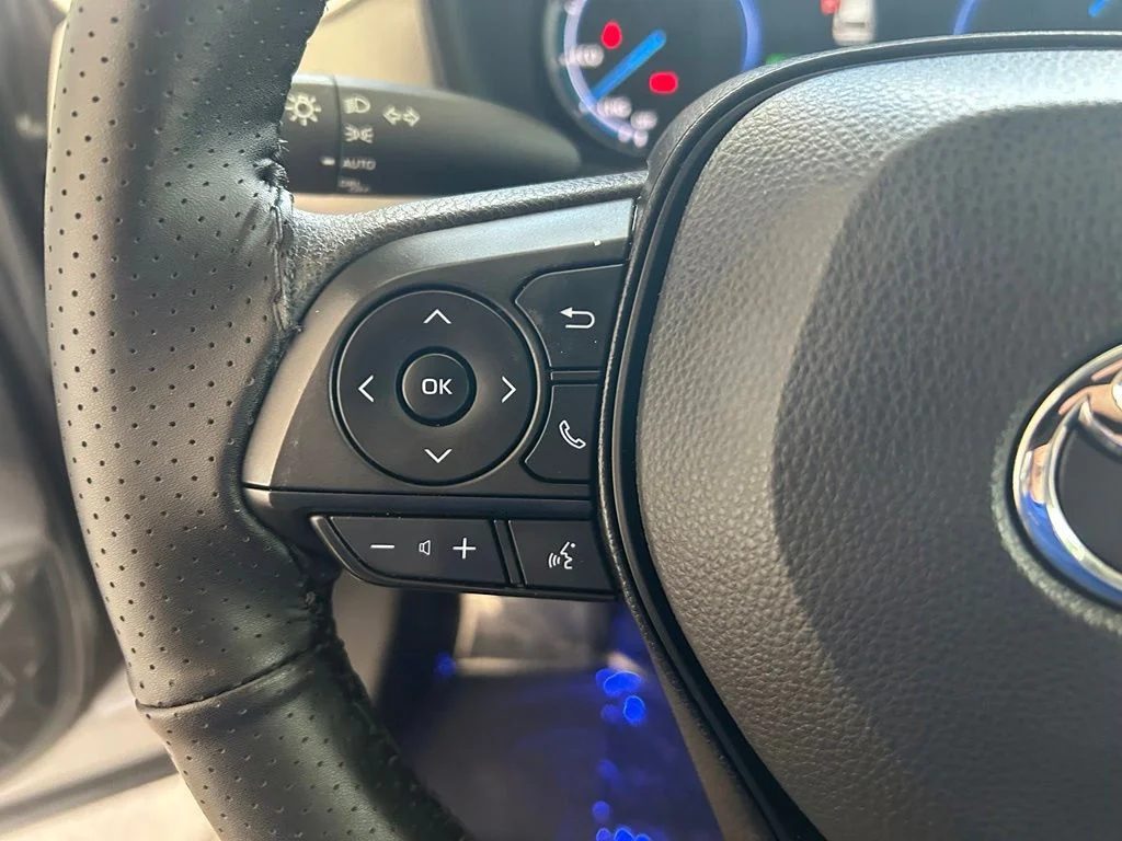 Used 2025 Silver Toyota XLE image 40