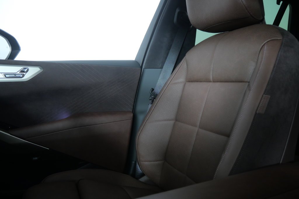 New 2027 Tanzanite Blue II Metallic BMW  image 27