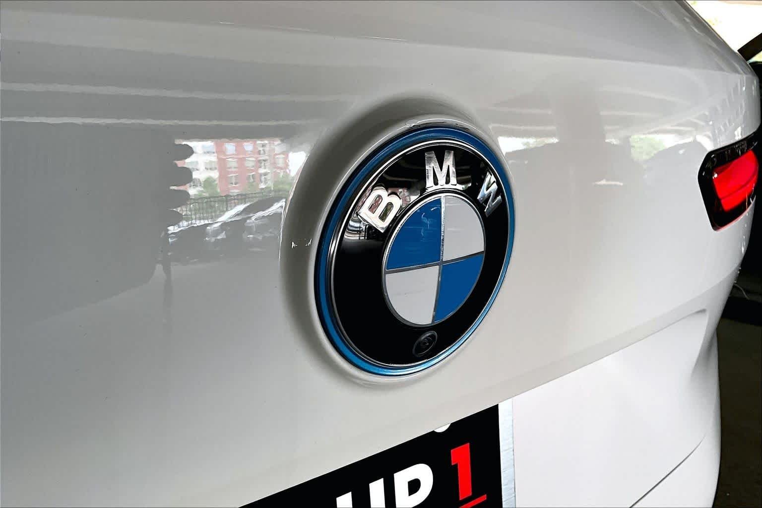 Used 2024 Alpine White BMW xDrive50 image 30