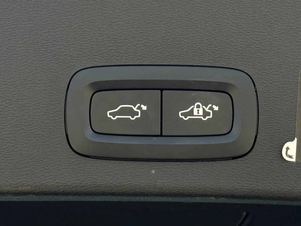 Used 2020 Black Volvo Momentum image 33
