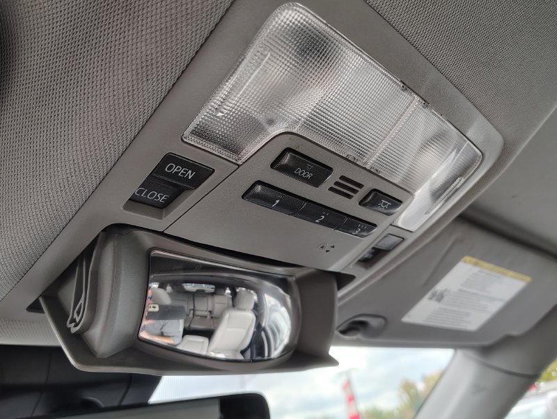 Used 2018 Silver Toyota XLE image 20
