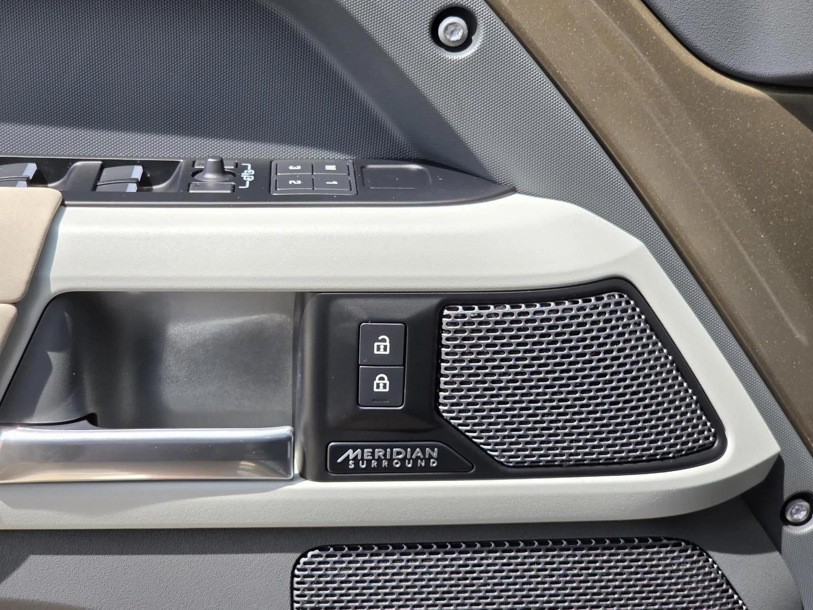Certified Used 2023  Land Rover X-Dynamic SE image 31