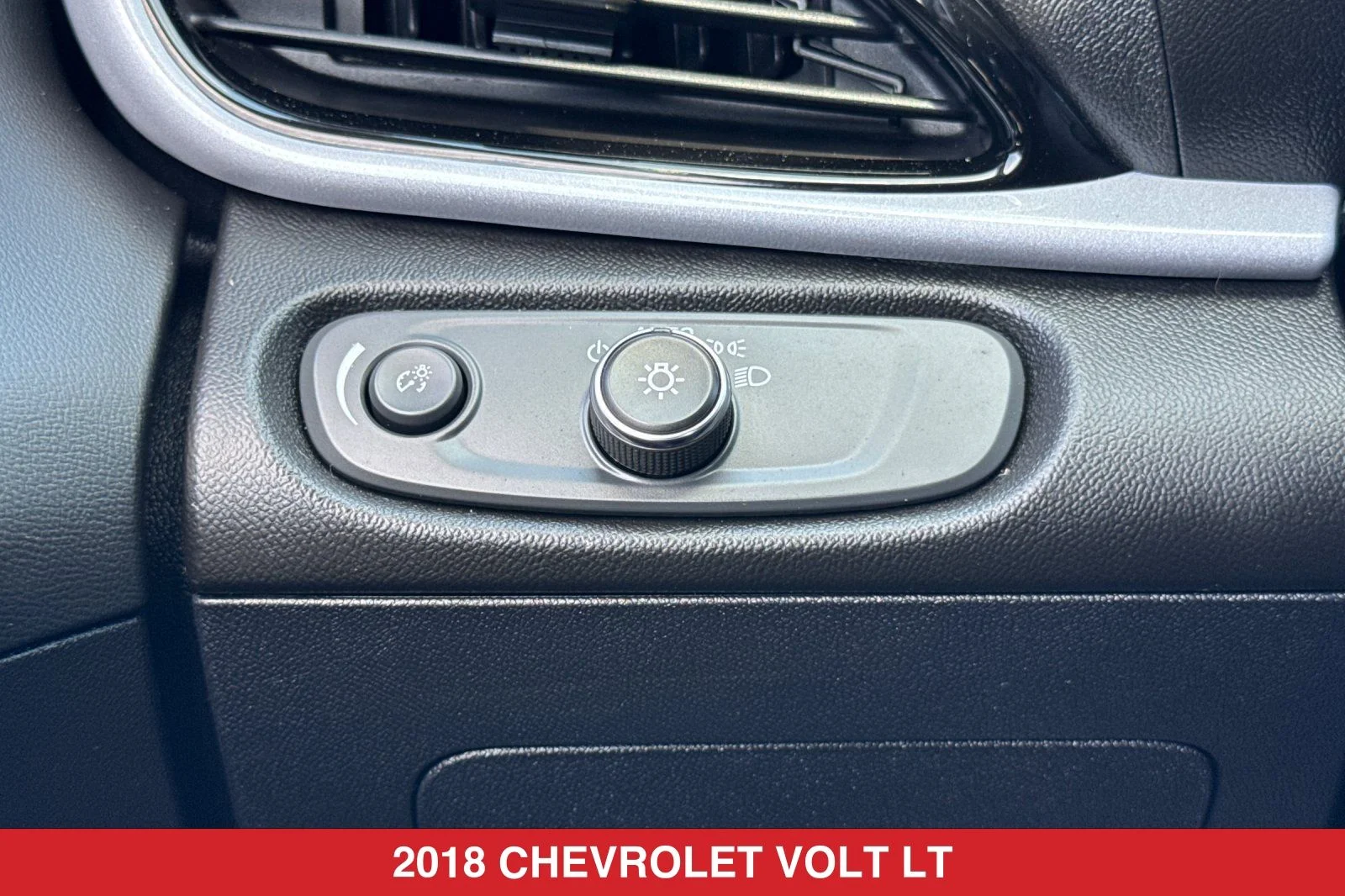 Used 2018 White Chevrolet LT image 30