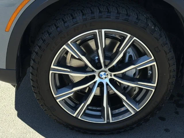 Used 2025  BMW xDrive40i image 16