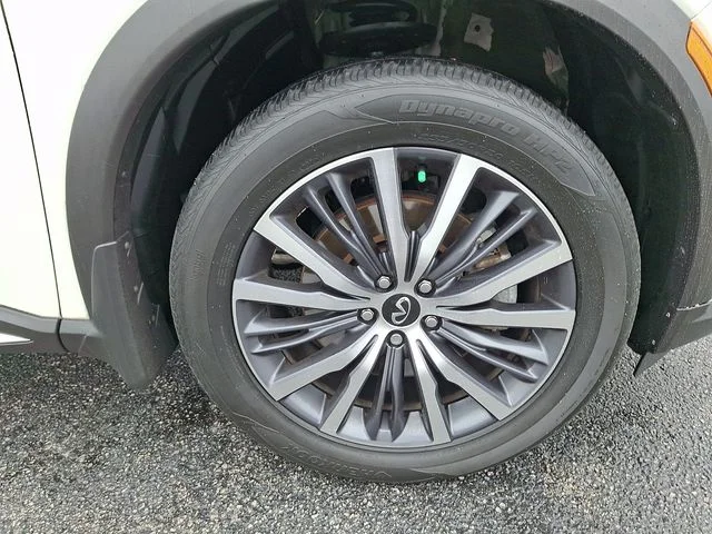 Used 2025 White INFINITI Sensory image 9
