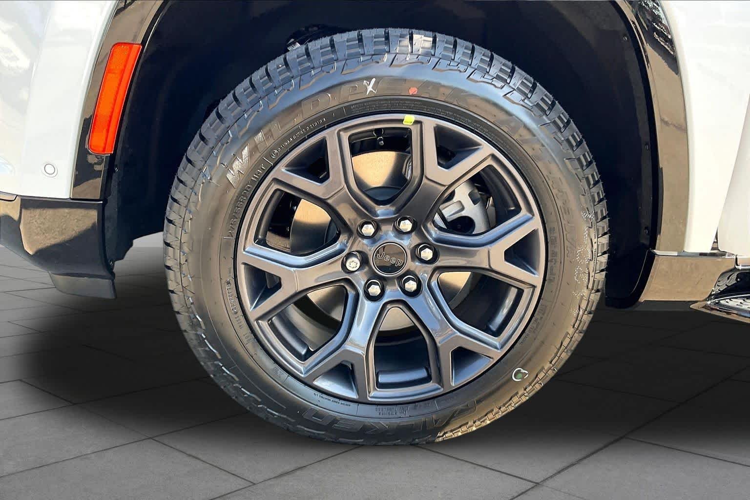 New 2026 Bright White Clear-Coat Exterior Paint Jeep Upland image 11