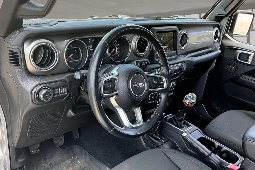 Used 2019 Silver Jeep Unlimited Sahara image 16