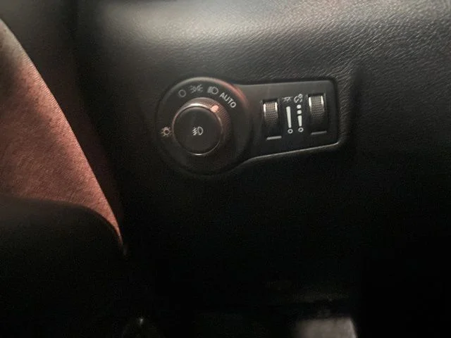 Used 2022 Bright White Clearcoat Jeep Latitude image 34