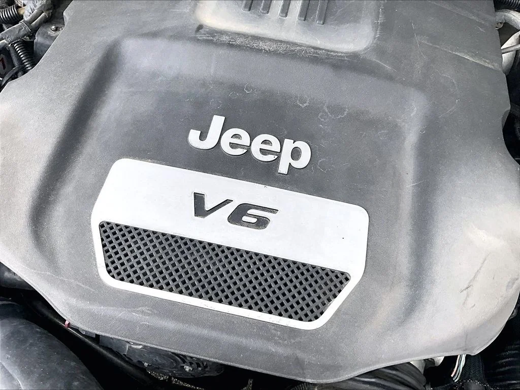 Used 2015 White Jeep Unlimited Sport image 34