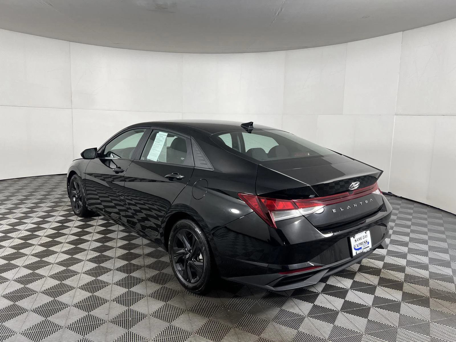 Used 2023 Phantom Black Hyundai SEL image 6