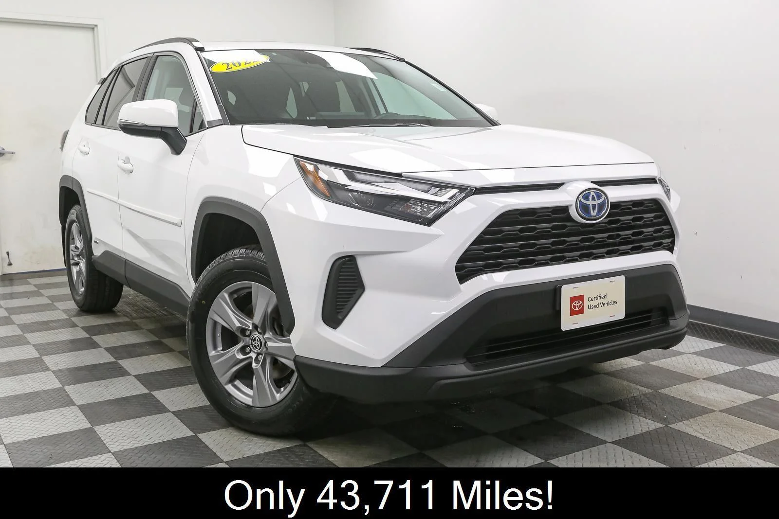 Certified Used 2022 White Toyota XLE image 3