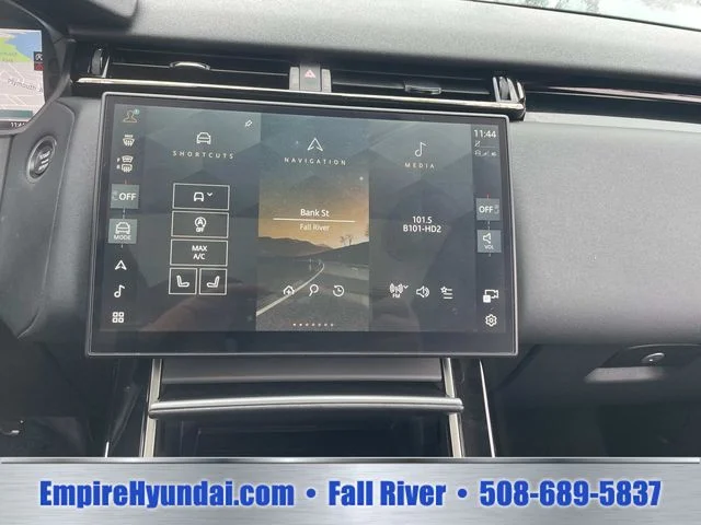 Used 2025  Land Rover Dynamic SE image 23