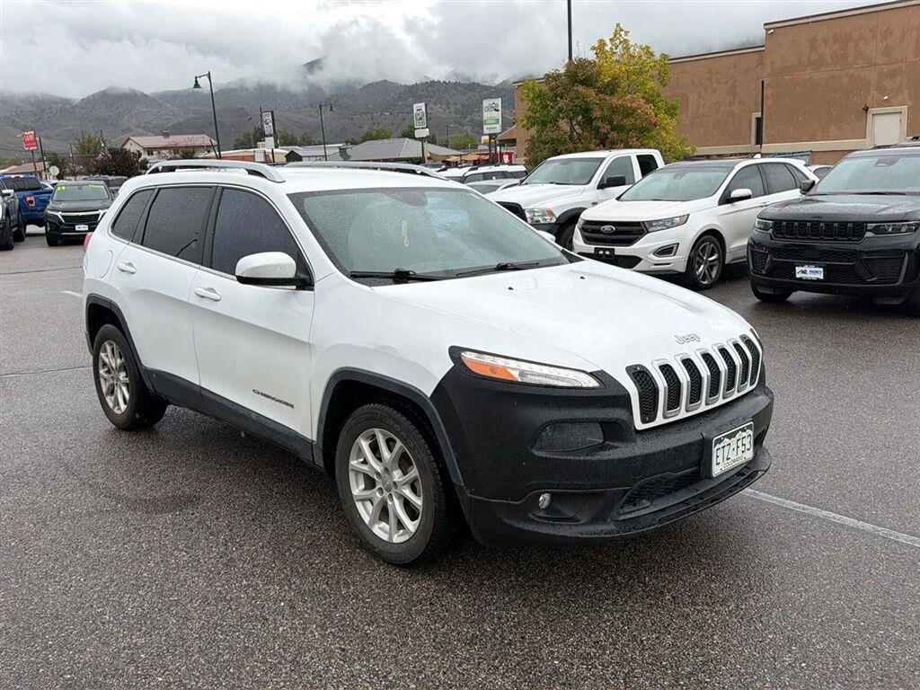Used 2016 White Jeep Latitude image 2