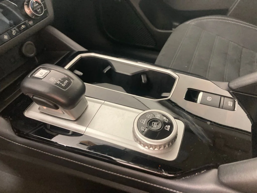 Used 2025  Mitsubishi SE image 9