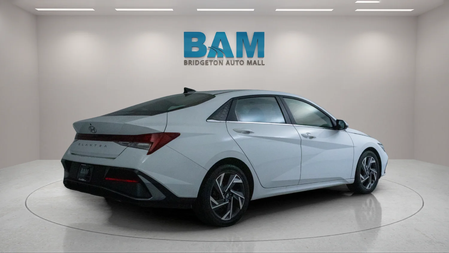 Used 2025 White Hyundai SEL Convenience image 7