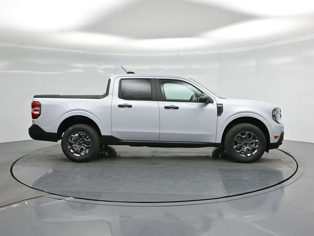 New 2026 Space White Metallic Ford XLT image 19