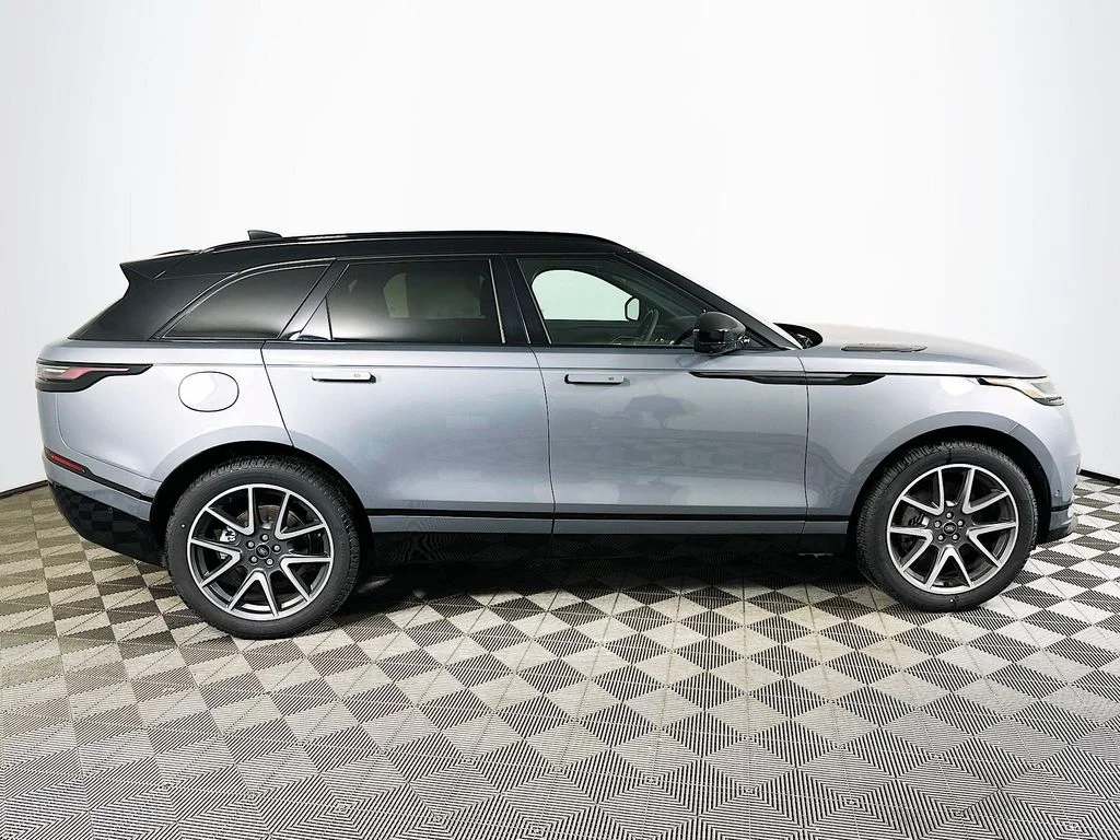Used 2026 Zadar Gray Premium Metallic Land Rover Dynamic SE image 4
