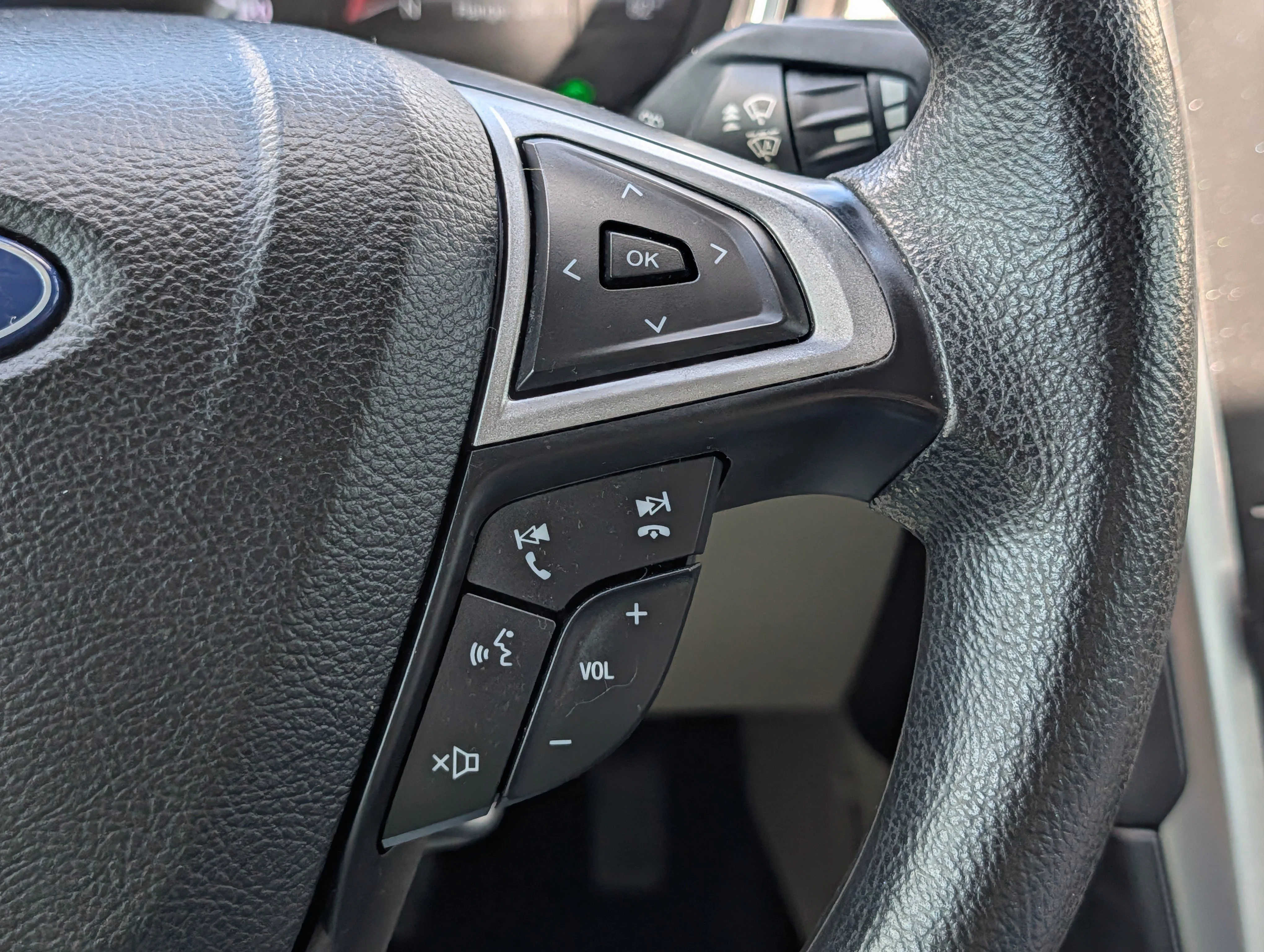 Used 2019 Magnetic Metallic Ford SE image 30