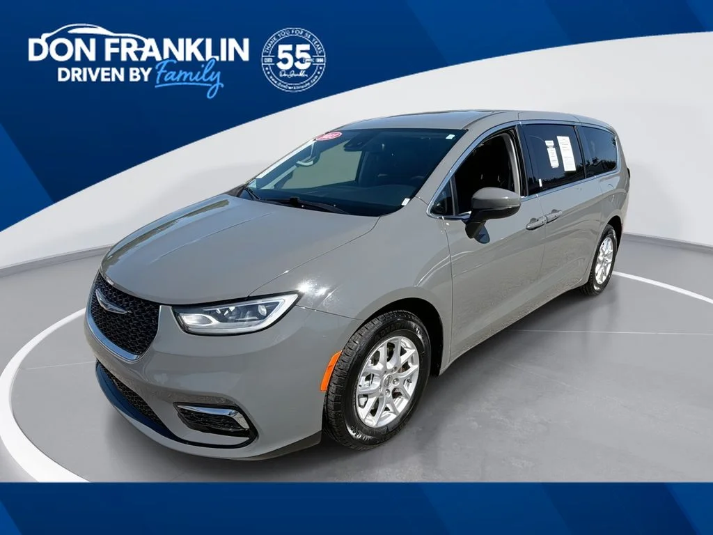 Used 2023 White Chrysler Touring L image 1
