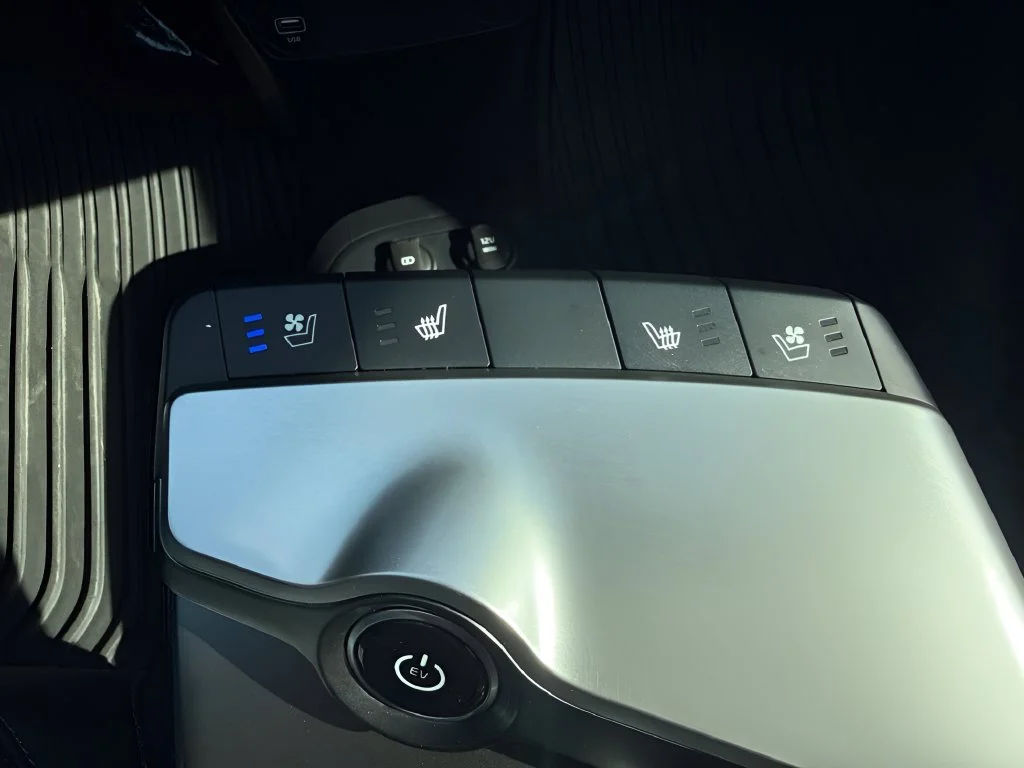 Used 2023 White Kia Wind image 19