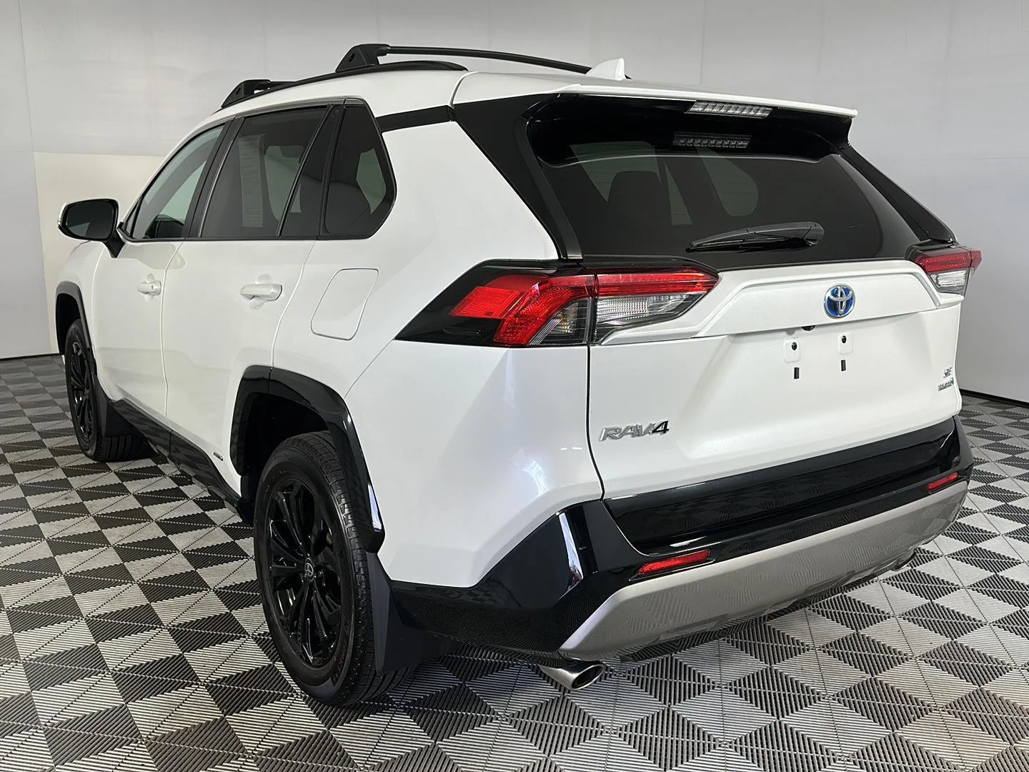 Used 2024 Wind Chill Pearl Toyota Hybrid SE image 21