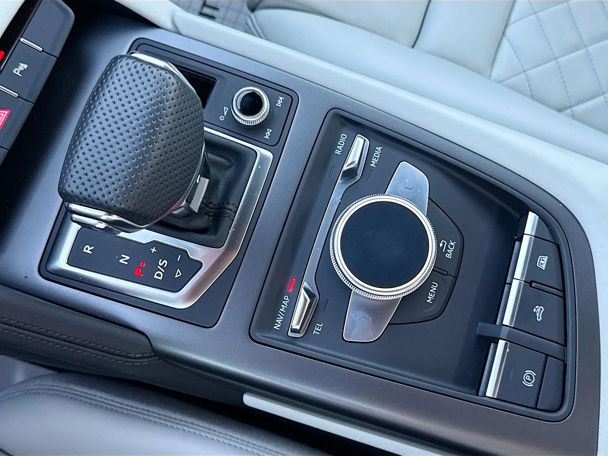 Used 2023 Suzuka Gray Metallic Audi V10 performance image 25