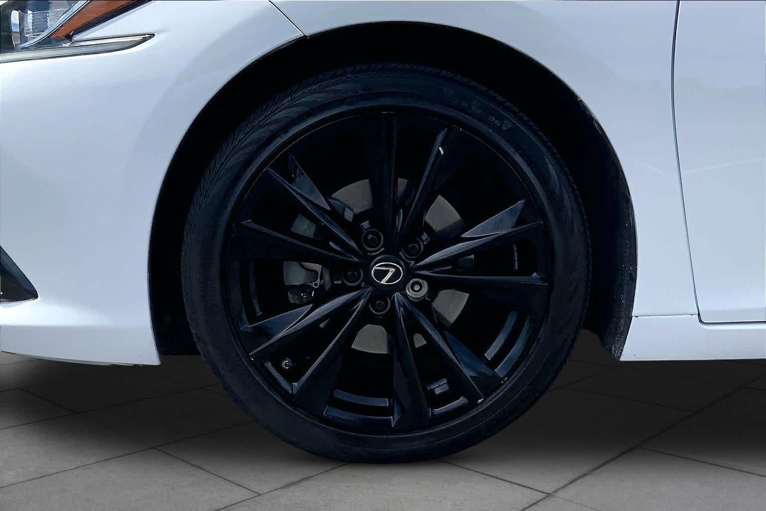 Used 2023 Ultra White Lexus F SPORT Handling image 11
