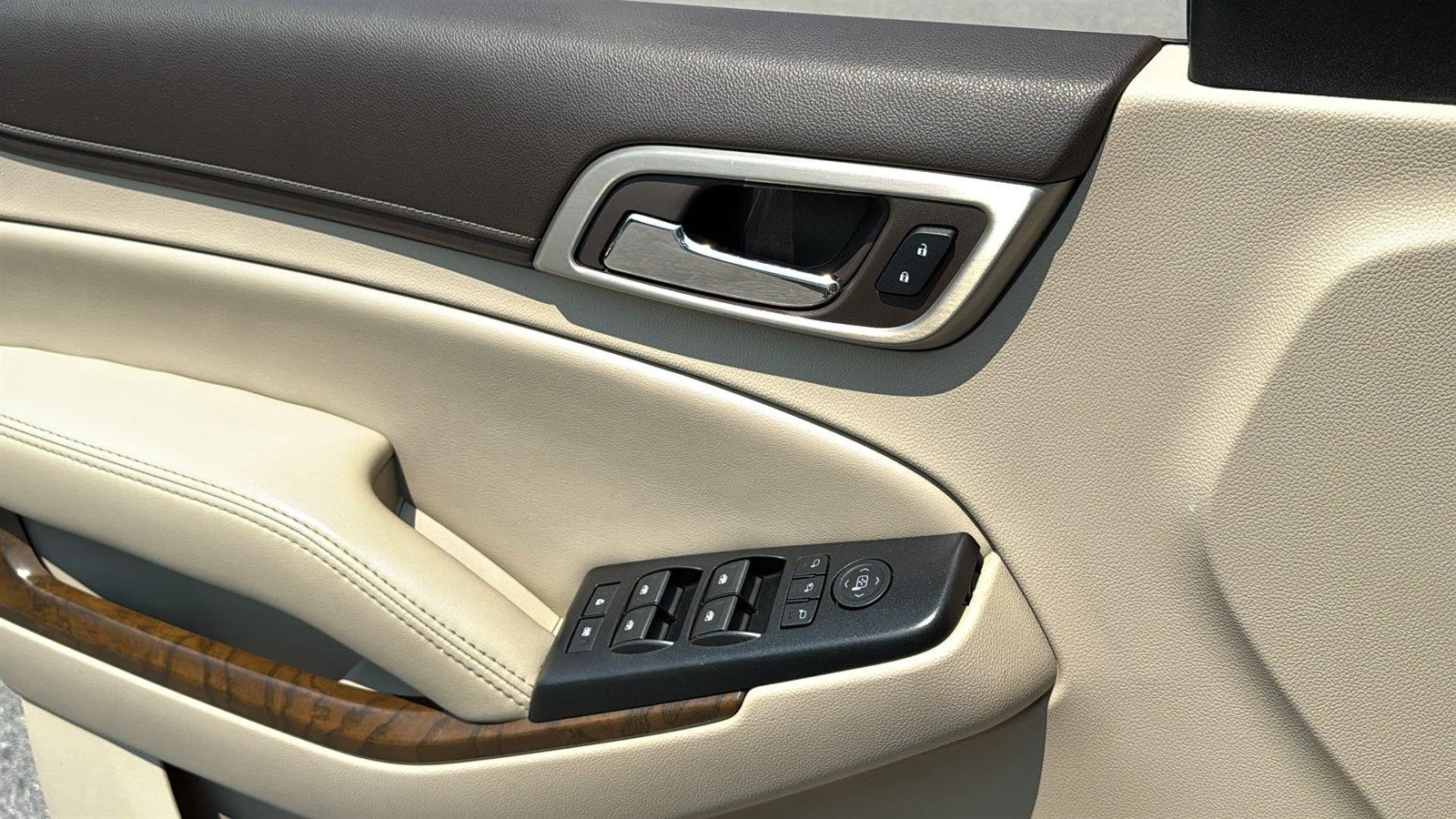 Used 2019 White Frost Tricoat GMC Denali image 23