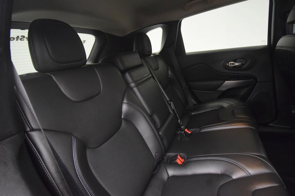 Used 2019 Velvet Red Pearlcoat Jeep Latitude Plus image 24