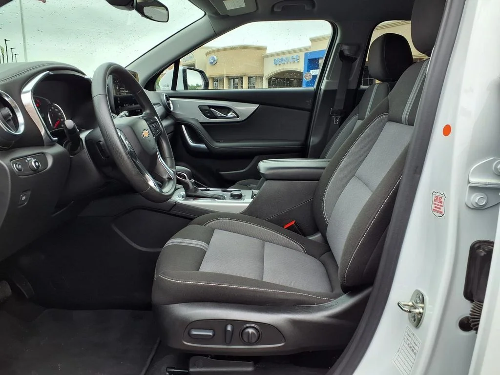 Used 2025 White Chevrolet LT image 4