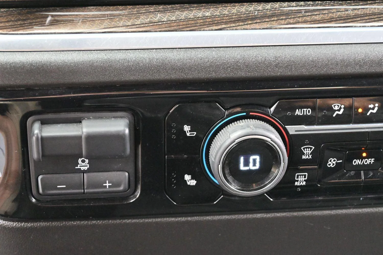 Used 2025 Summit White Chevrolet LT image 23