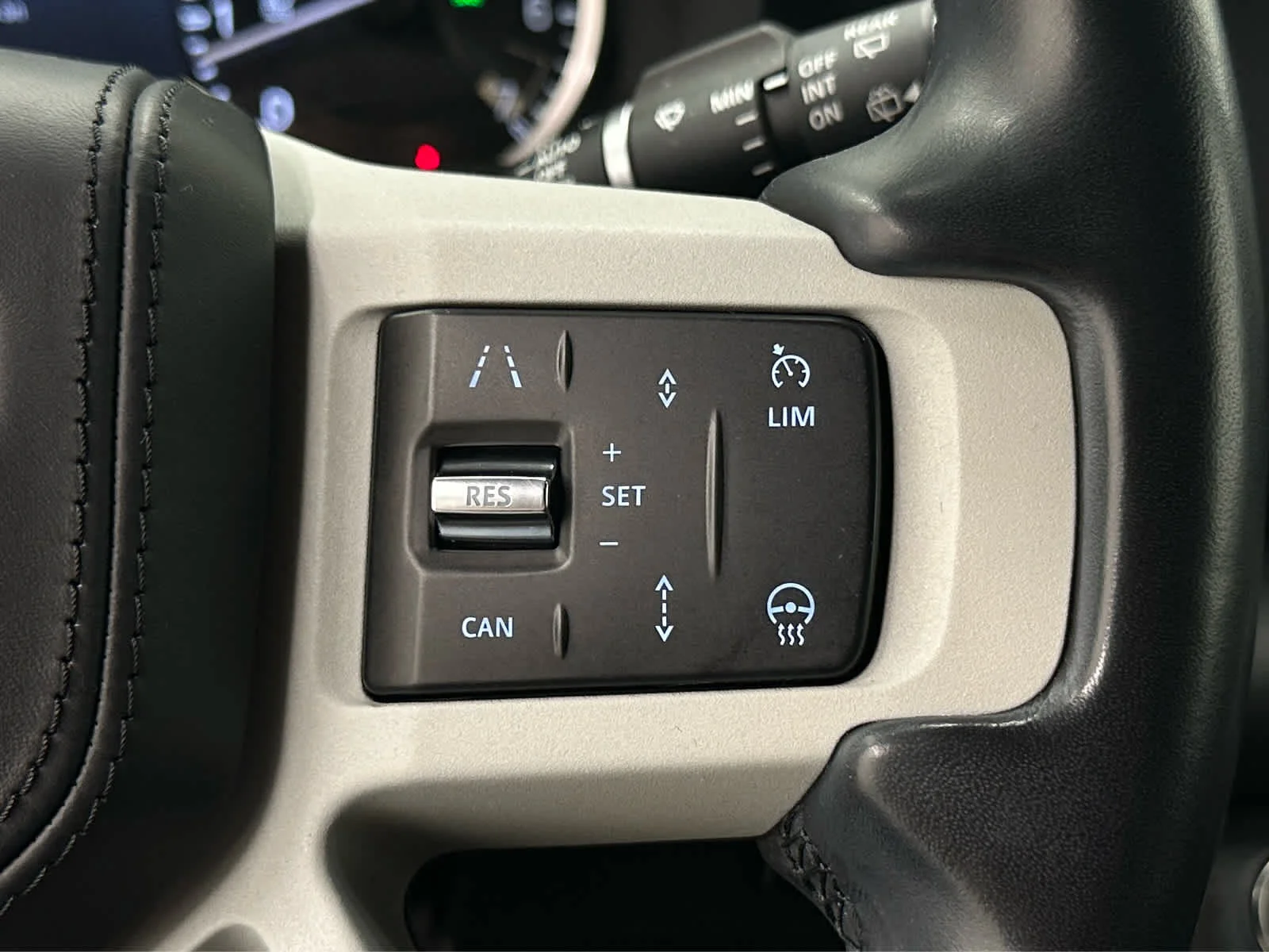 Used 2023 Fuji White Land Rover X-Dynamic SE image 26