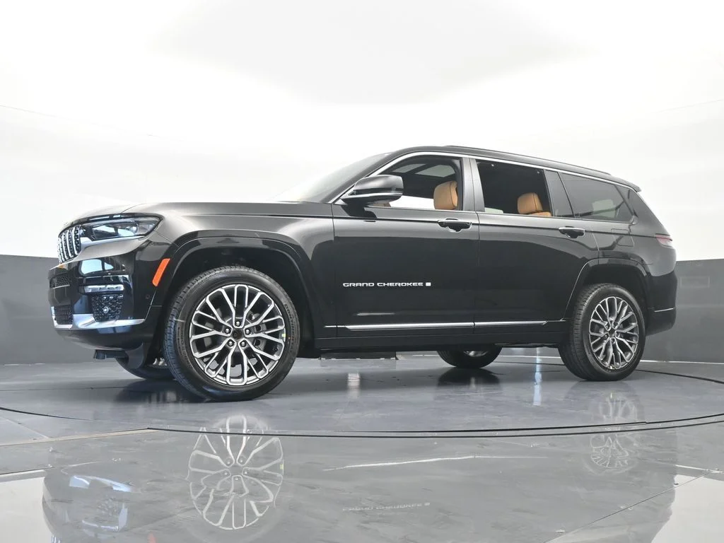 New 2025 Diamond Black Crystal Pearl-Coat Exterior Paint Jeep Summit image 56