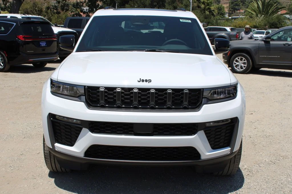 New 2026 Bright White Clear-Coat Exterior Paint Jeep Limited image 2