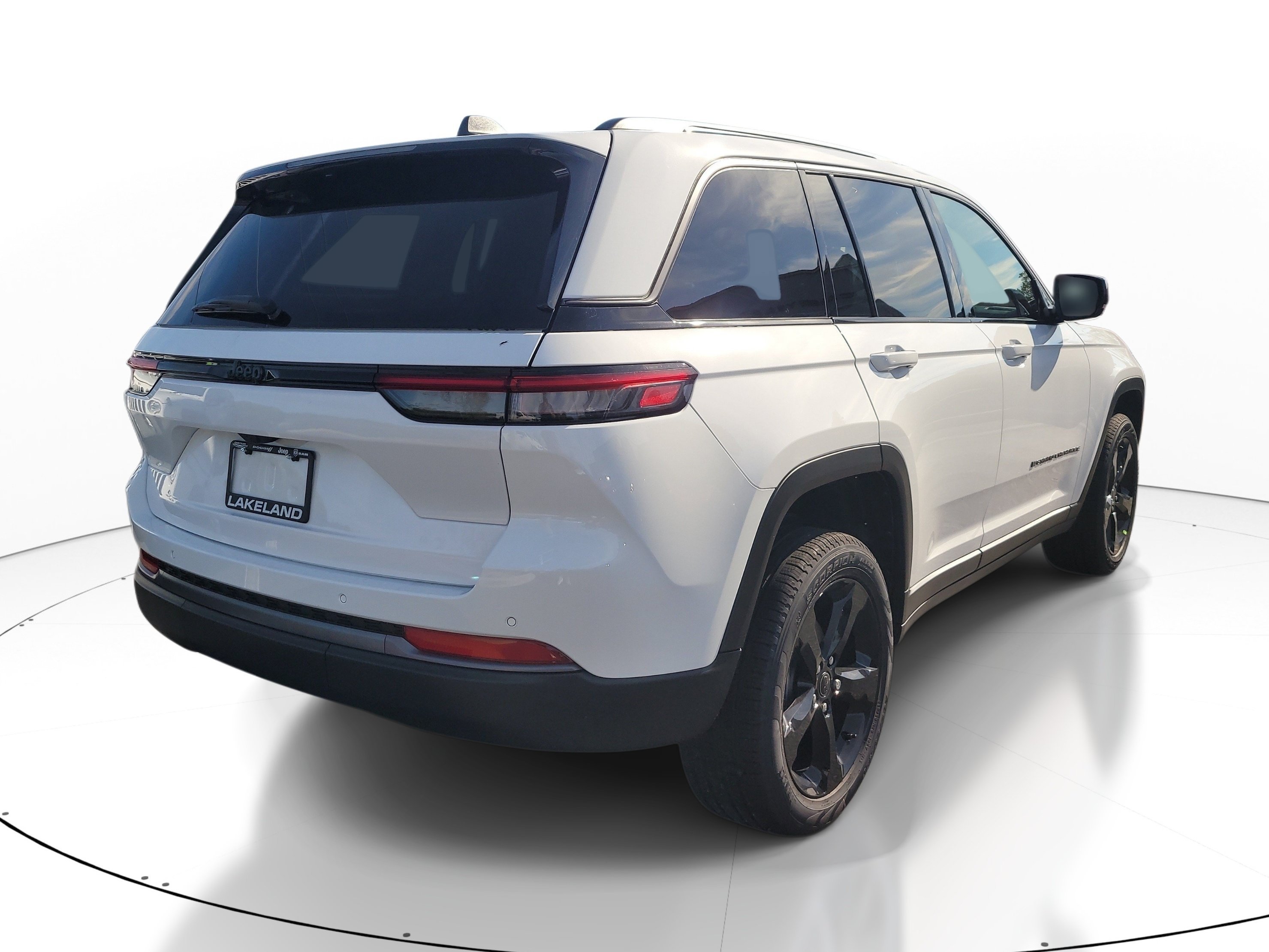 New 2027 Bright White Clear-Coat Paint Jeep Limited image 6