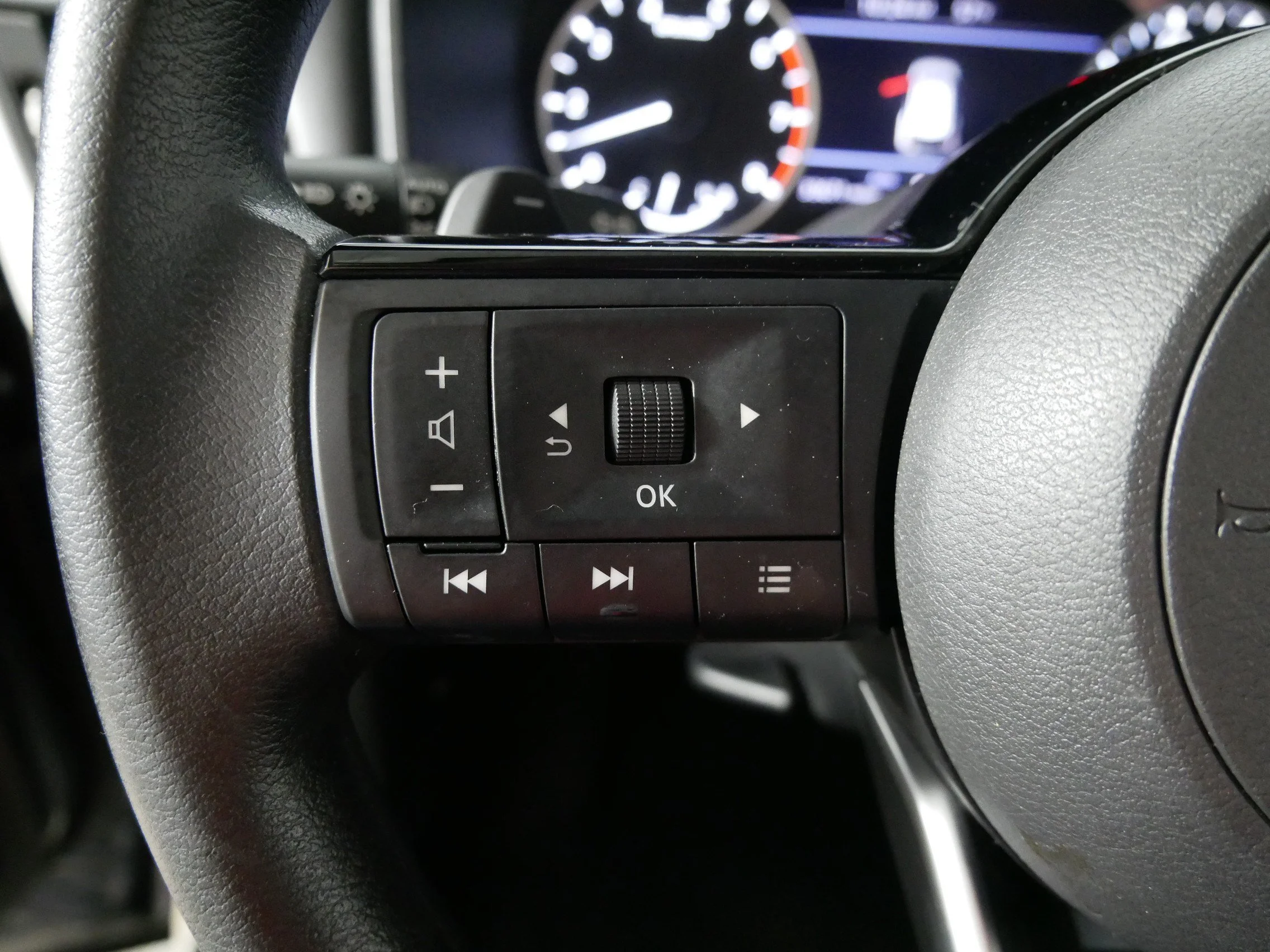 Used 2022 Gun Metallic Nissan SV image 27