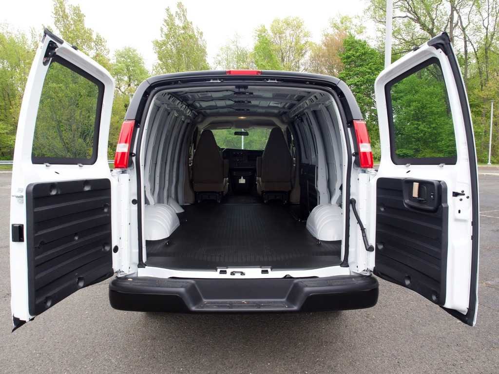 New 2026 Summit White GMC Work Van image 24