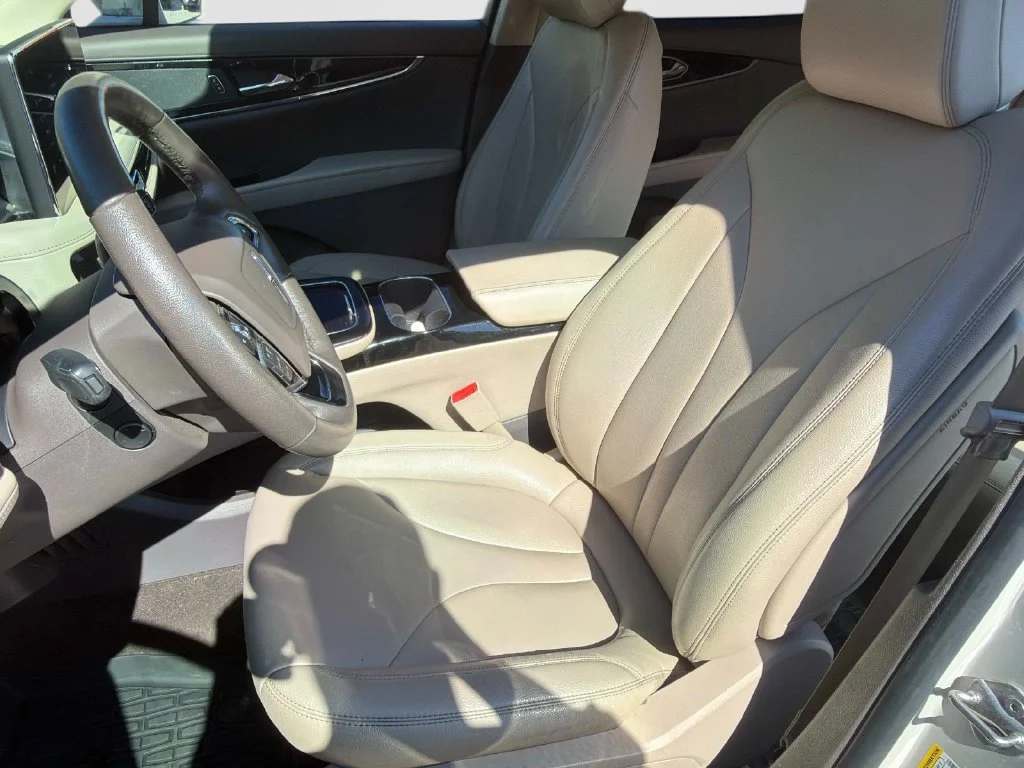 Used 2023 White Lincoln Standard image 21