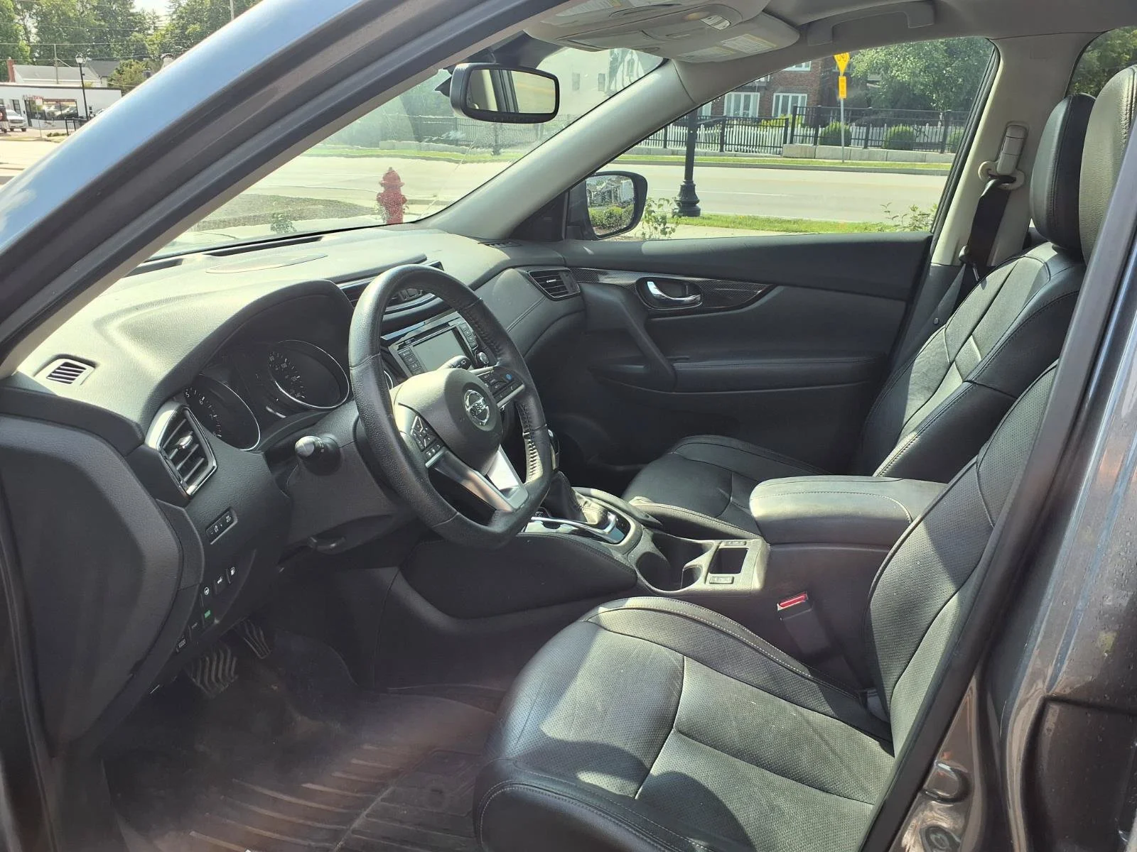 Used 2019 Gun Metallic Nissan SL image 21