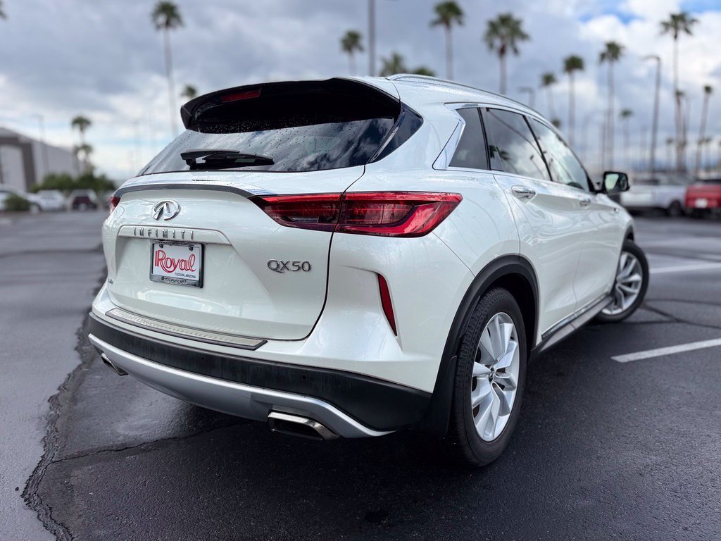 Used 2019 White INFINITI ESSENTIAL image 2
