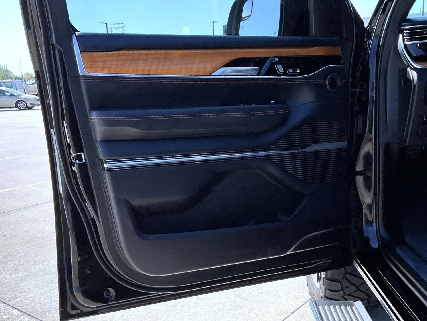 Used 2022 Black Jeep Series III image 9