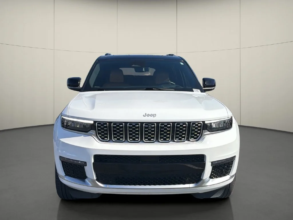 Used 2025  Jeep Summit image 2