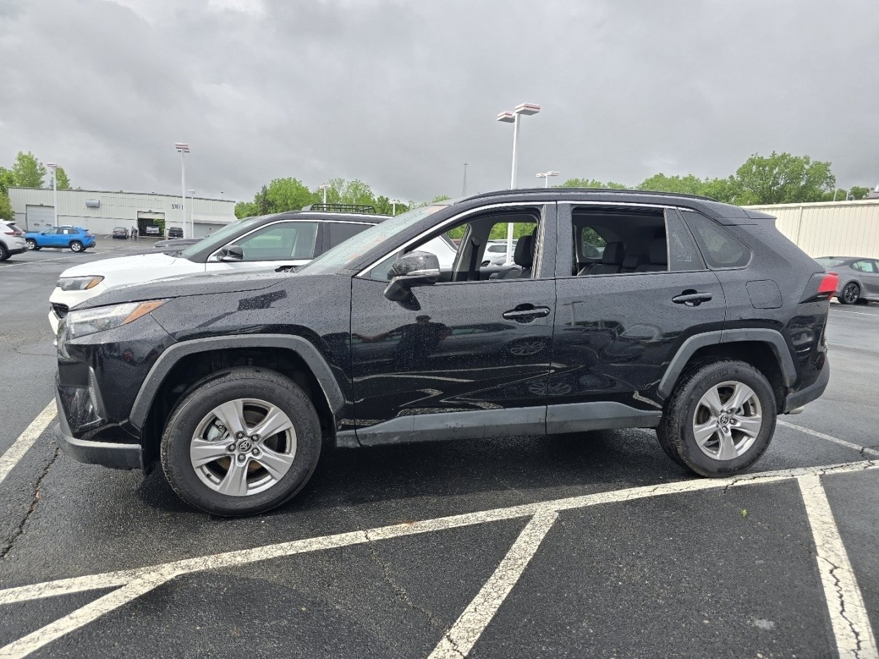 2025 Toyota RAV4 XLE - Photo 4