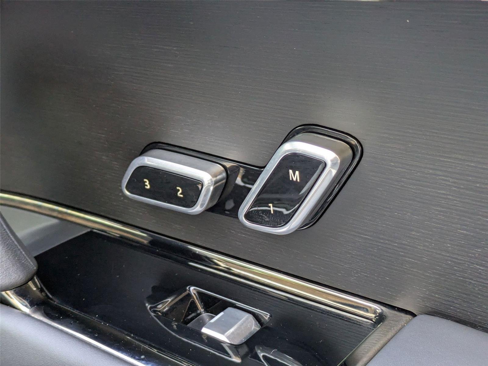 Used 2023 Fuji White Land Rover SE Dynamic image 37