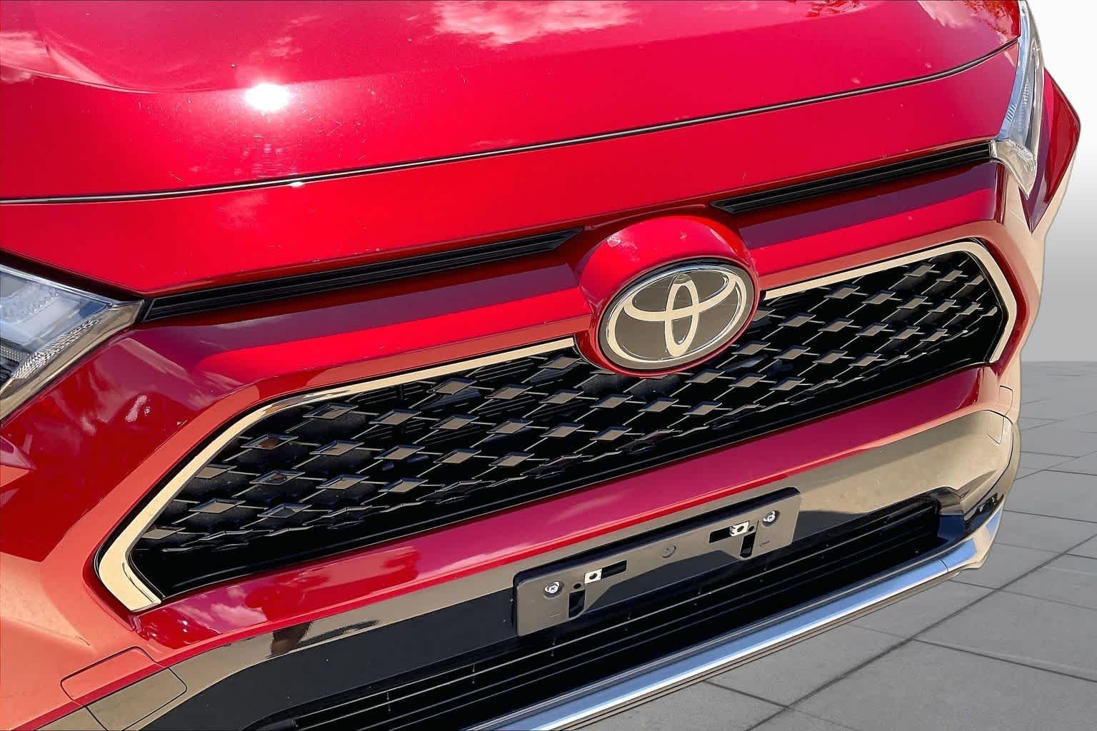 Used 2025 Supersonic Red/Midnight Black Metallic Toyota XSE image 30