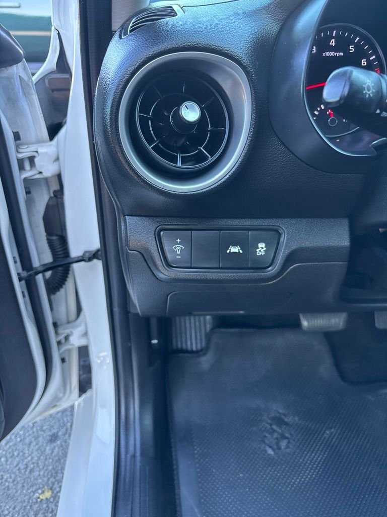 Used 2021 White Kia LXS image 11