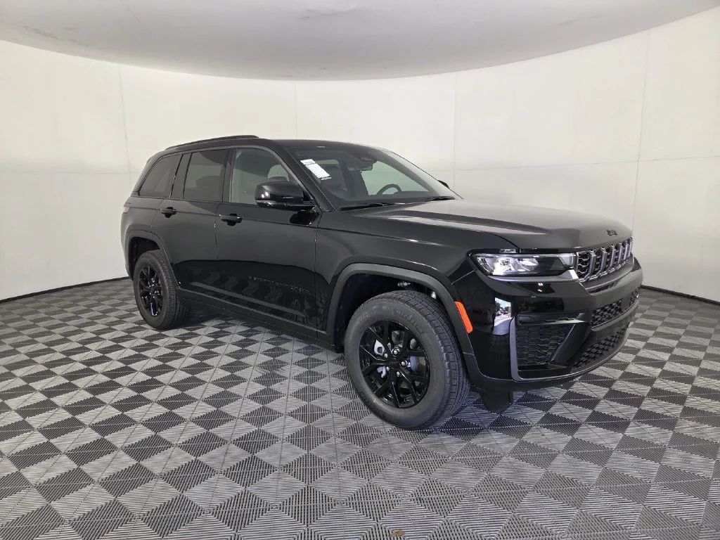 New 2026 Diamond Black Crystal Pearl-Coat Exterior Paint Jeep Laredo Altitude image 2